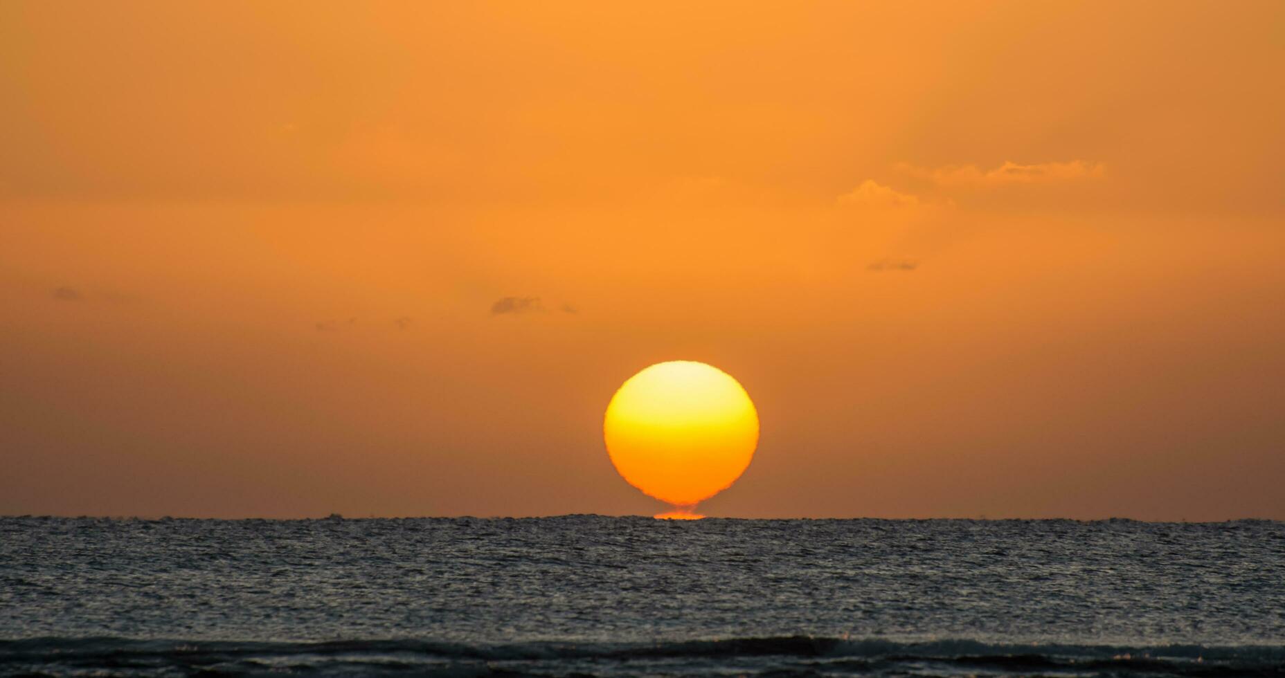 mágico amanecer con un ardiente y Rasgado naranja Dom a el horizonte desde el rojo mar en Egipto panorama foto