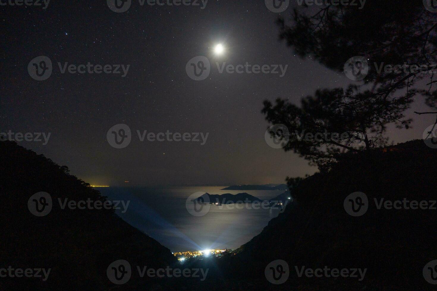 noche ver de el mar y el estrellado cielo en el montañas foto