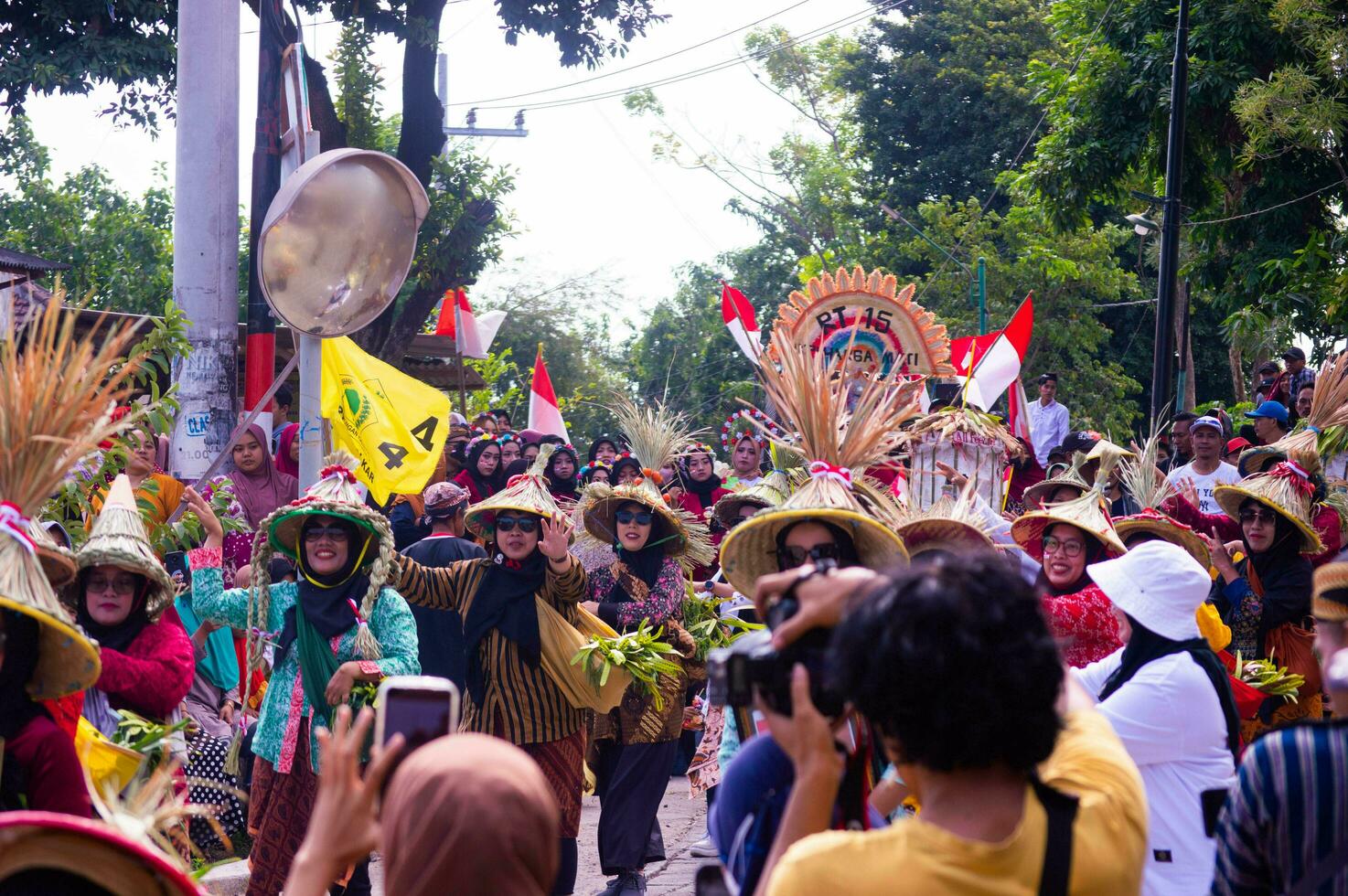 griego, Indonesia, 20 agosto 2023 - carnaval Participantes vistiendo típico campesino ropa. en conmemoración de de indonesia independencia día. foto