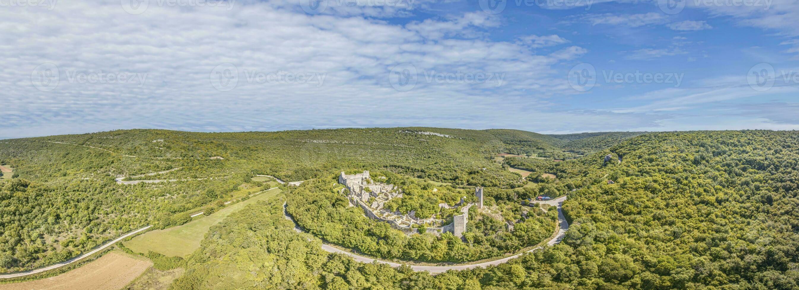 zumbido Disparo de histórico géiser pueblo dvigrado en croata península istria foto