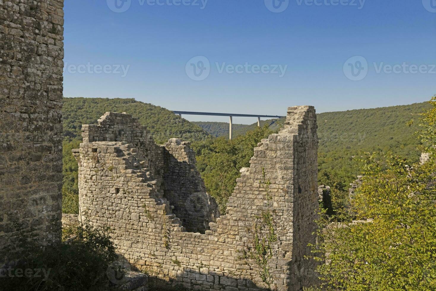 imagen desde el histórico fantasma pueblo de dvigrado en instria durante el día foto