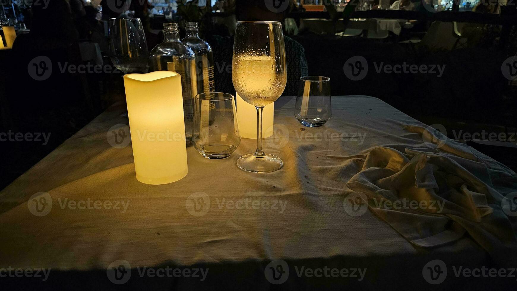 vaso de blanco vino servido con un enfriado vaso en un restaurante en el ligur riviera en verano en 2023 foto