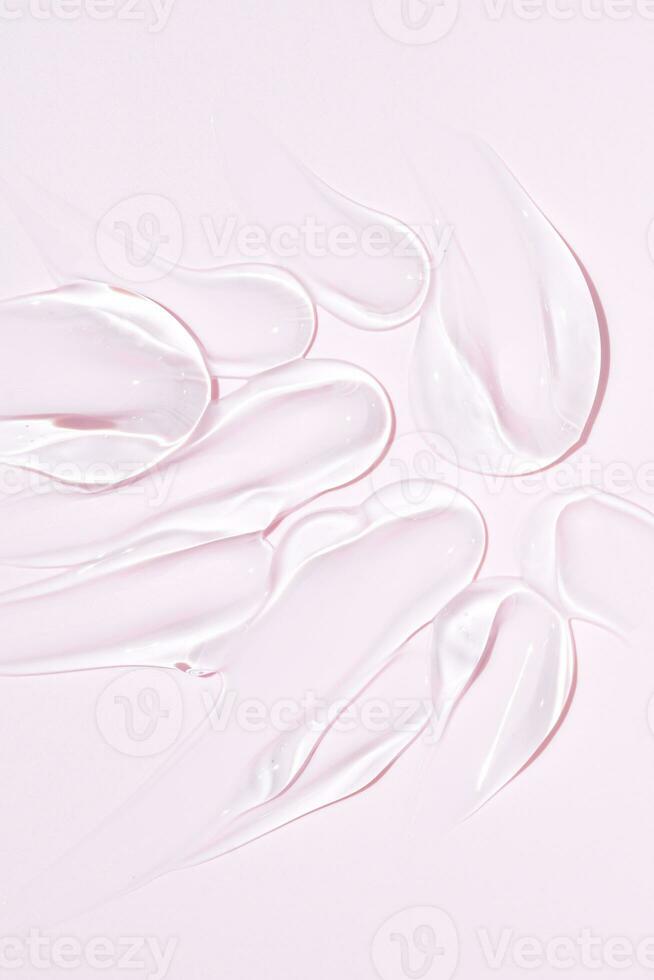 exprimido cosmético claro crema gel textura aislado en rosado antecedentes. cerca arriba transparente suero soltar frotis foto