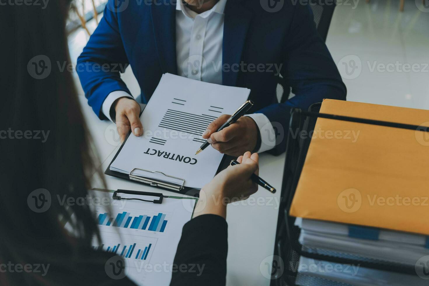 empresario empresario asiático y mujer de negocios discutiendo un nuevo proyecto de negocios en tableta en una reunión moderna en una oficina moderna, concepto casual de negocios asiáticos. foto