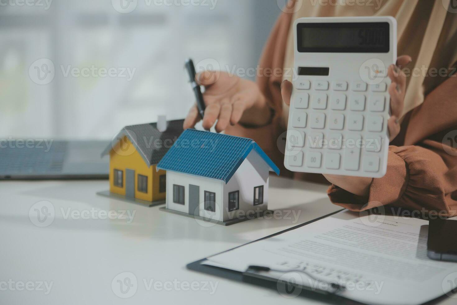 real inmuebles agente y cliente firma contrato a comprar casa, seguro o préstamo real finca.alquiler un casa, consigue seguro o préstamo real inmuebles o propiedad. foto