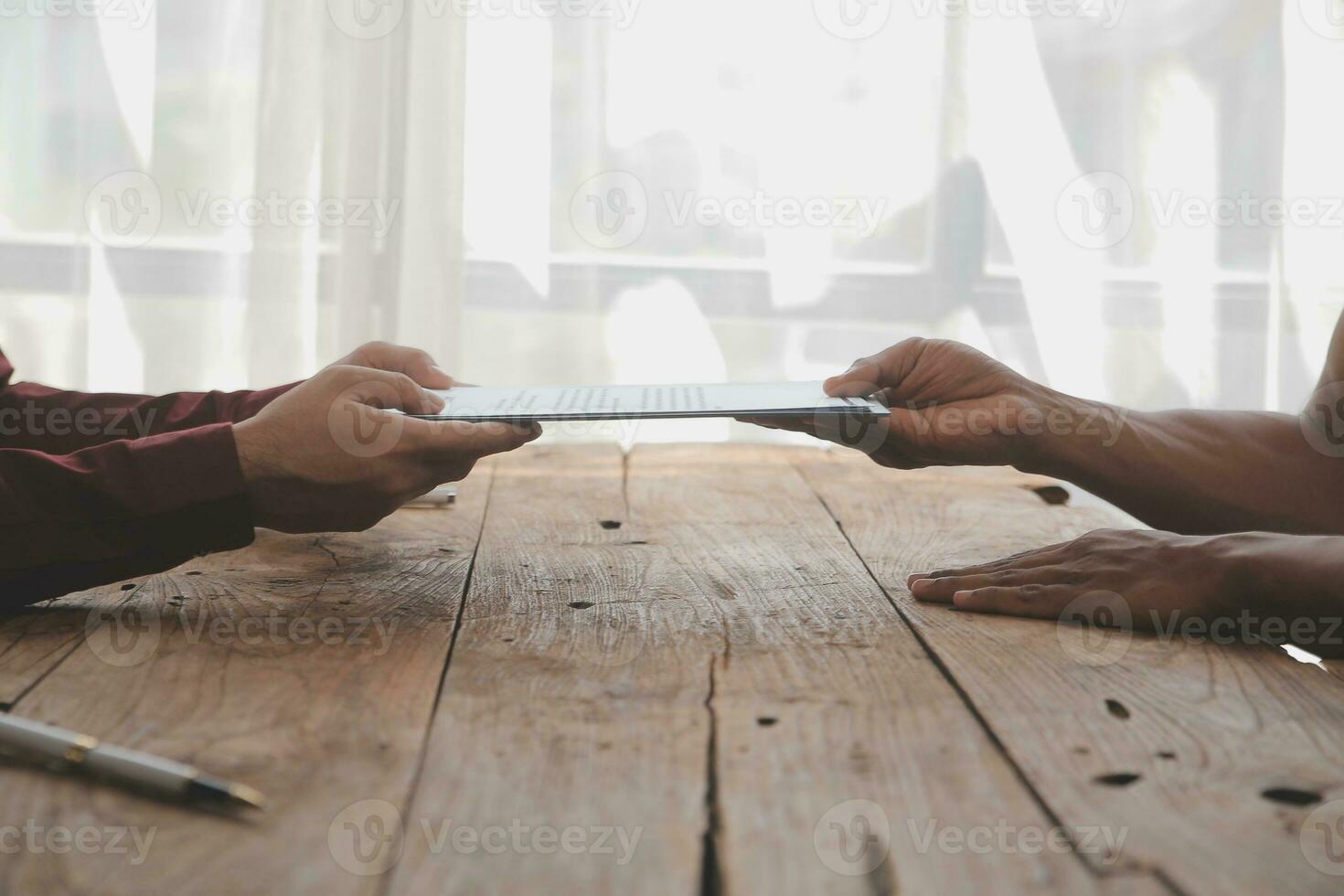 cerca arriba ver de trabajo entrevista en oficina, atención en currículum escritura consejos, empleador revisando bueno CV de preparado experto solicitante, reclutador considerando solicitud, hora gerente haciendo contratación decisión foto