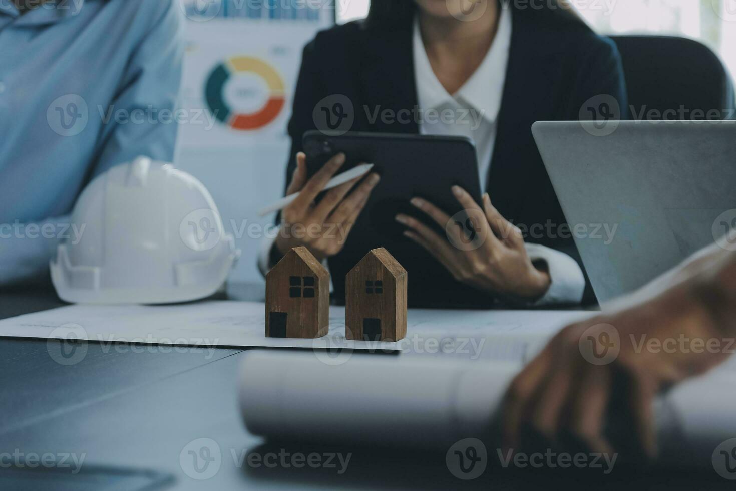 concepto de construcción y estructura de reunión de ingenieros o arquitectos para el proyecto que trabaja con socios y herramientas de ingeniería en la construcción de modelos y planos en el lugar de trabajo, contrato para ambas empresas. foto