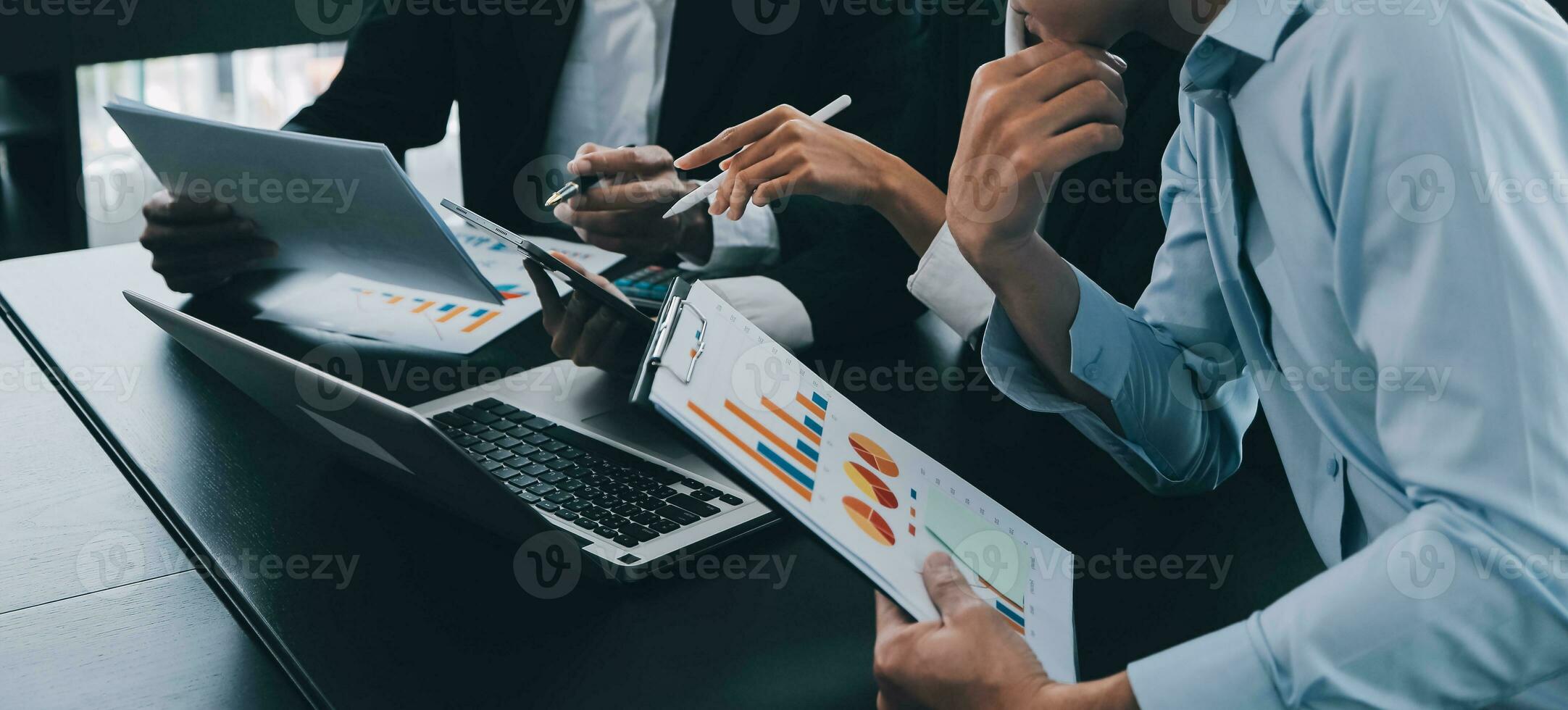 concepto de construcción y estructura de reunión de ingenieros o arquitectos para el proyecto que trabaja con socios y herramientas de ingeniería en la construcción de modelos y planos en el lugar de trabajo, contrato para ambas empresas. foto
