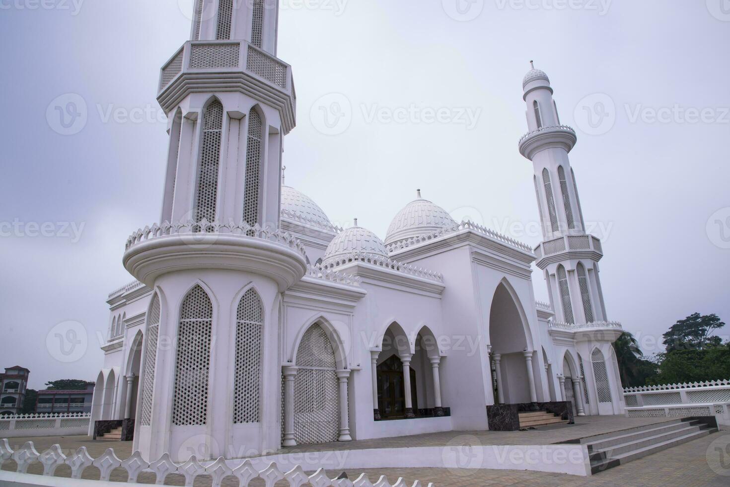 el más hermosa arquitectónico elias ahmed chowdhury Universidad jame masjid en Bangladesh debajo el azul cielo foto