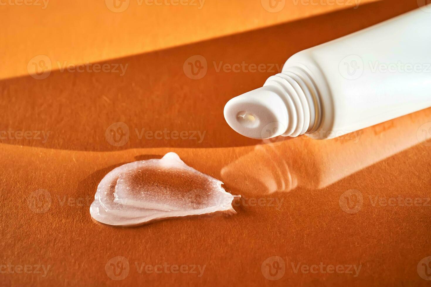 higiénico hidratante labio bálsamo en un tubo en un naranja antecedentes. foto