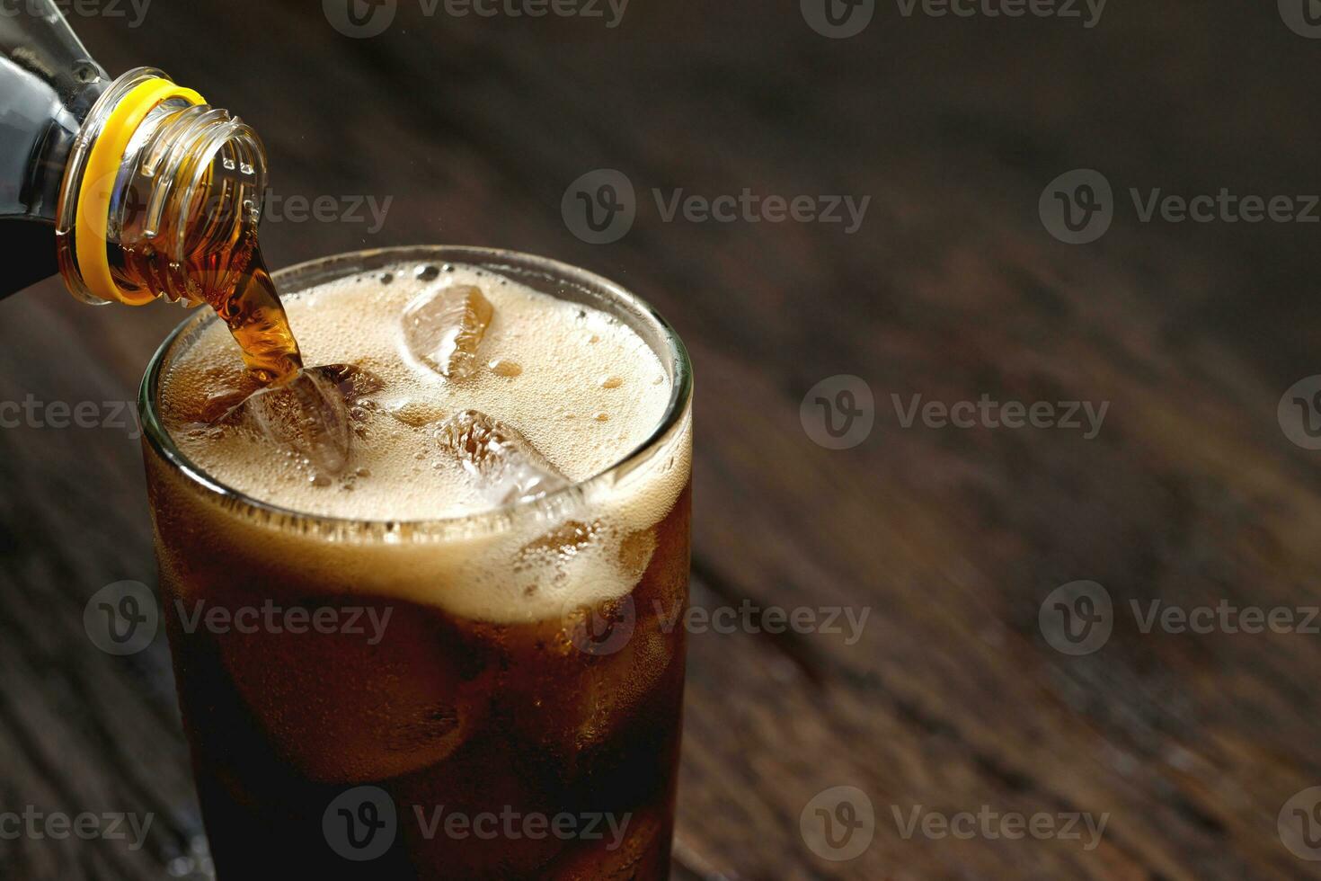 suave bebidas y Fruta jugo mezclado con soda alto en azúcar tener un negativo efecto en físico salud foto