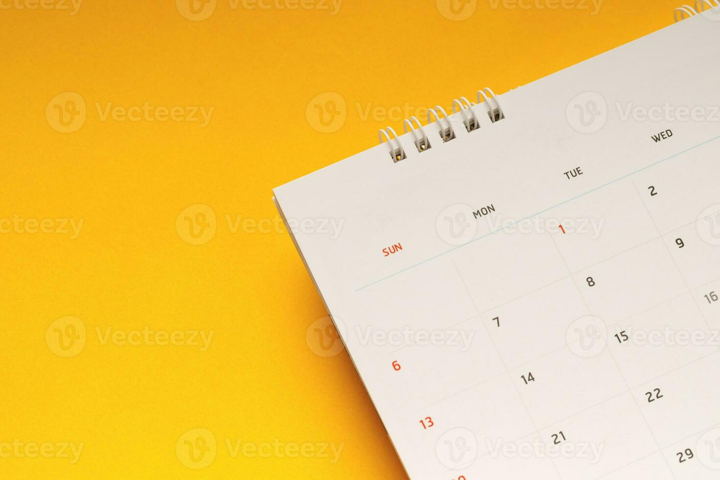 cierre el calendario de la vista superior para hacer una cita o administrar el horario cada día sobre fondo amarillo para planificar el trabajo y el concepto de viaje. foto