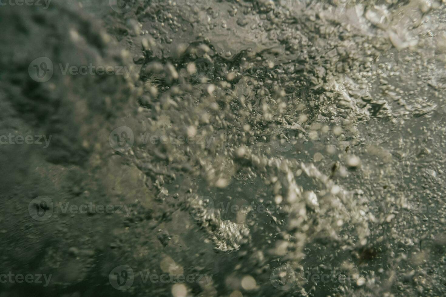 un cerca arriba de agua salpicaduras en un superficie foto