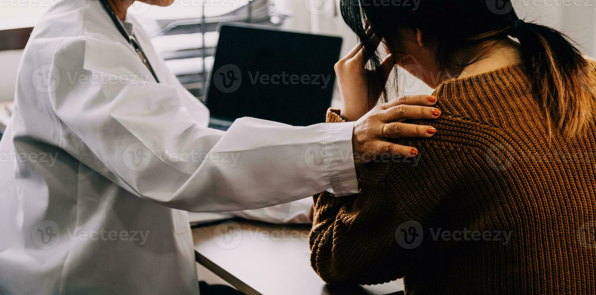 hembra doctores sacudir manos con pacientes alentador cada otro a oferta amar, inquietud, y ánimo mientras comprobación el del paciente salud. concepto de medicamento. foto