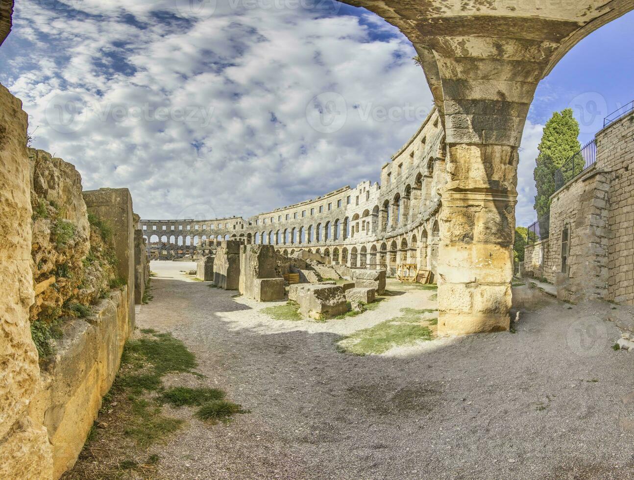 ver dentro el romano anfiteatro en el croata ciudad de pula sin personas foto