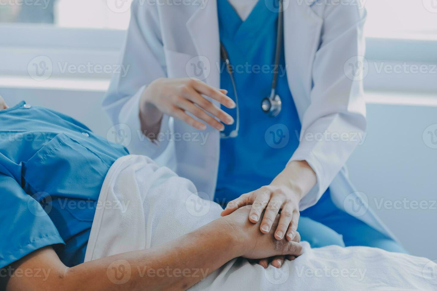 lesionado paciente demostración médico roto muñeca y brazo con vendaje en hospital oficina o emergencia habitación. esguince, estrés fractura o repetitivo presion lesión en mano. enfermero Ayudar cliente. primero ayuda. foto