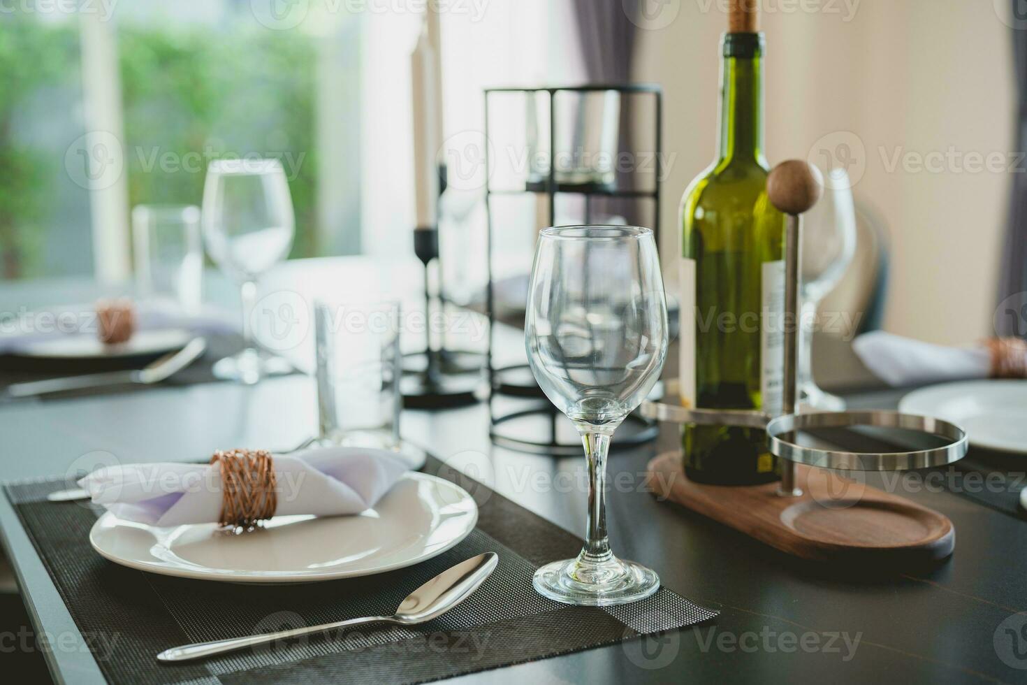 de cerca de vino lentes en el comida mesa. incluso platos y cuchillería preparado para clientes quien será utilizar el Servicio en moderno restaurantes o hoteles foto