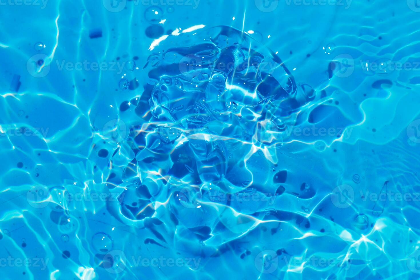 desenfocar borroso transparente azul de colores claro calma agua superficie textura con salpicaduras reflexión. de moda resumen naturaleza antecedentes. agua olas en luz de sol con Copiar espacio. azul acuarela brillar. foto