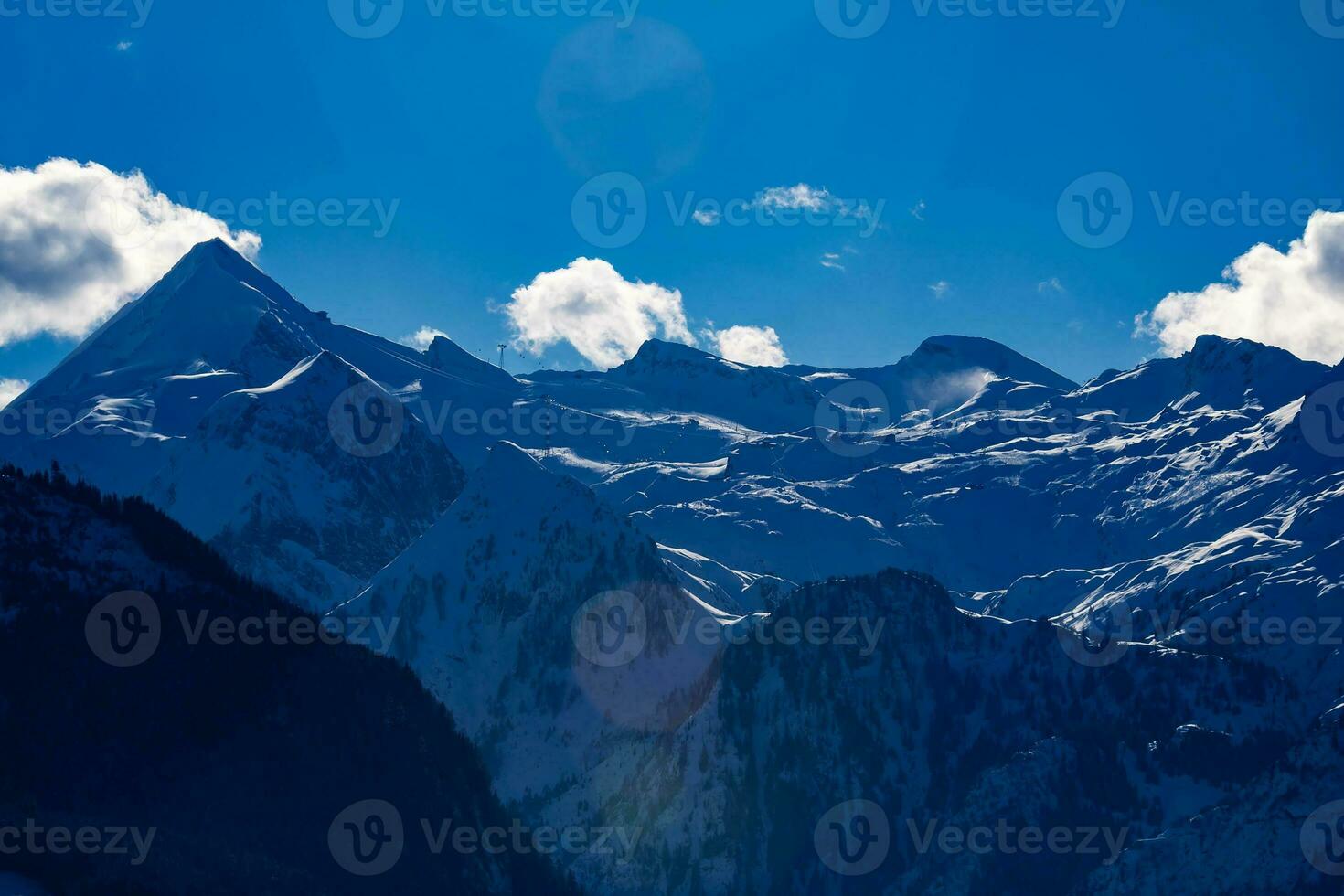 montaña paisaje con majestuoso picos, lozano verdor. naturaleza fotografía. escénico, al aire libre, aventura, viajar, senderismo, desierto, exploración. Alpes, Tirol y Austria. foto