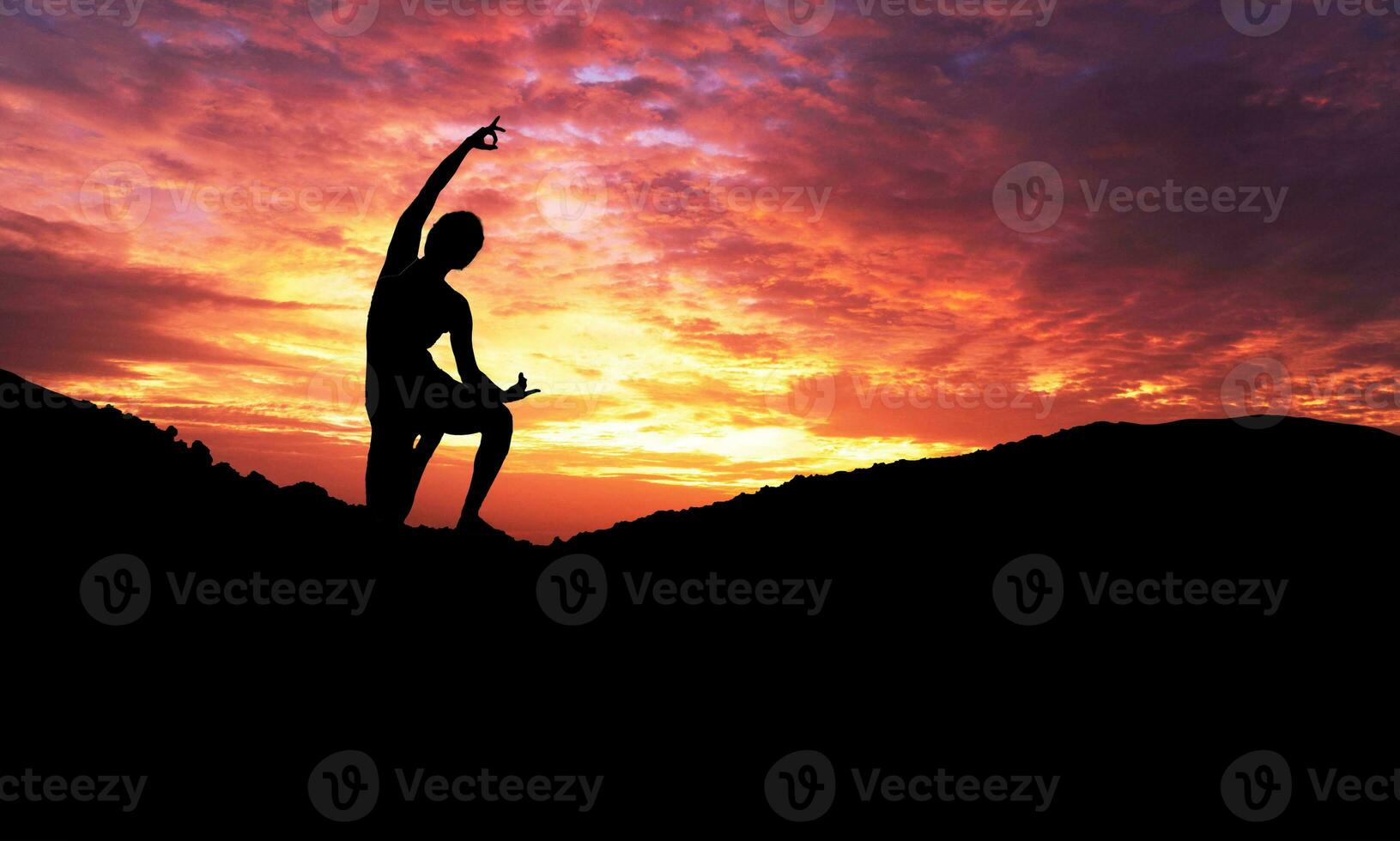 silueta de sano joven mujer practicando yoga meditación durante en antecedentes montaña con cielo y puesta de sol. foto