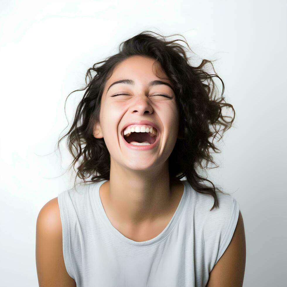 contento riendo joven mujer en aislado blanco fondo, ai generativo foto