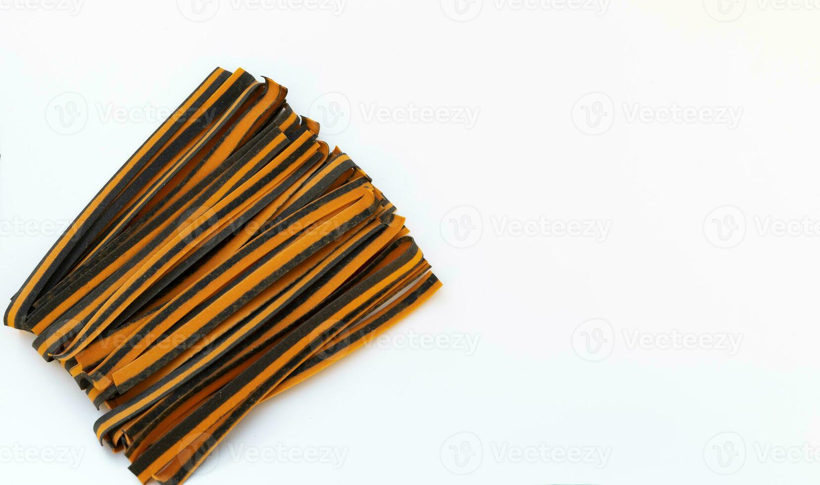 negro y naranja pappardelle italiano pasta, Fresco trigo producto en blanco antecedentes. parte superior vista, espacio para texto. huevo seco cinta fideos, largo arrollado macarrones o sin cocer espaguetis aislado. horizontal foto