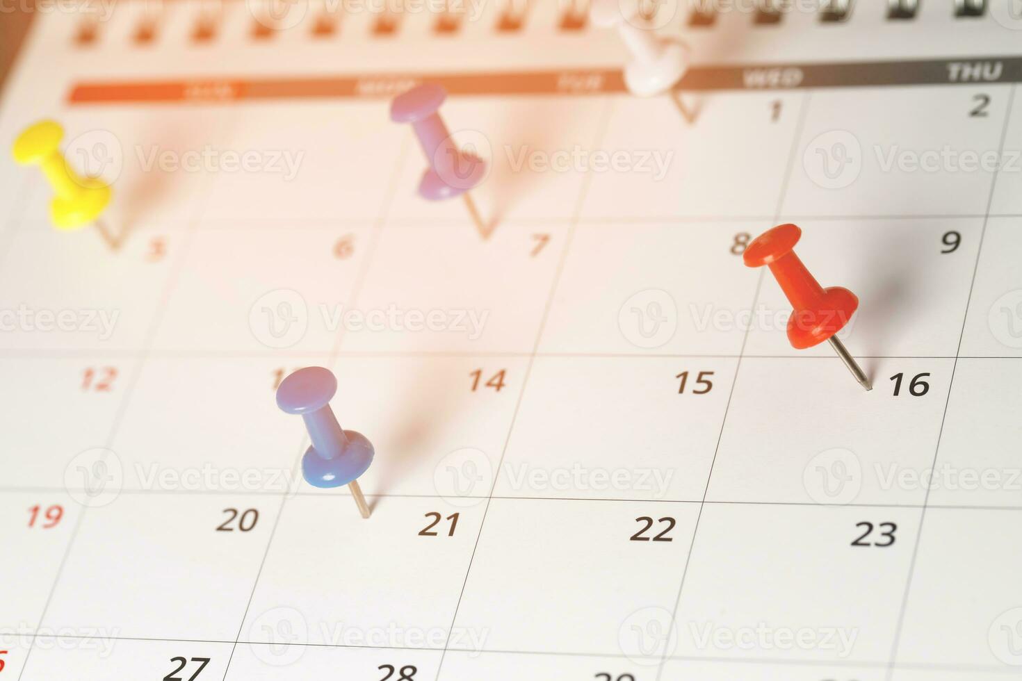 marque el día del evento con un alfiler. chincheta en el concepto de calendario para la programación de organización de la línea de tiempo ocupada, recordatorio de reunión de cita. planificación de reuniones de negocios o concepto de planificación de vacaciones de viaje. enfoque suave foto