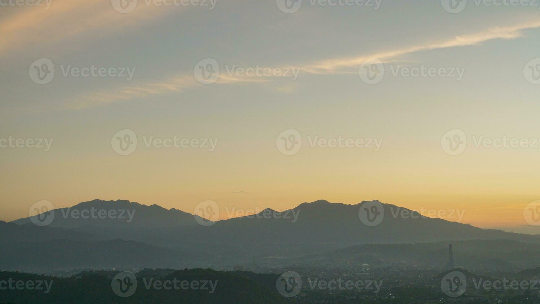 puesta de sol ver con cielo, nube, rajabasa montaña en Lampung ver desde bukit aslan o aslan colina foto