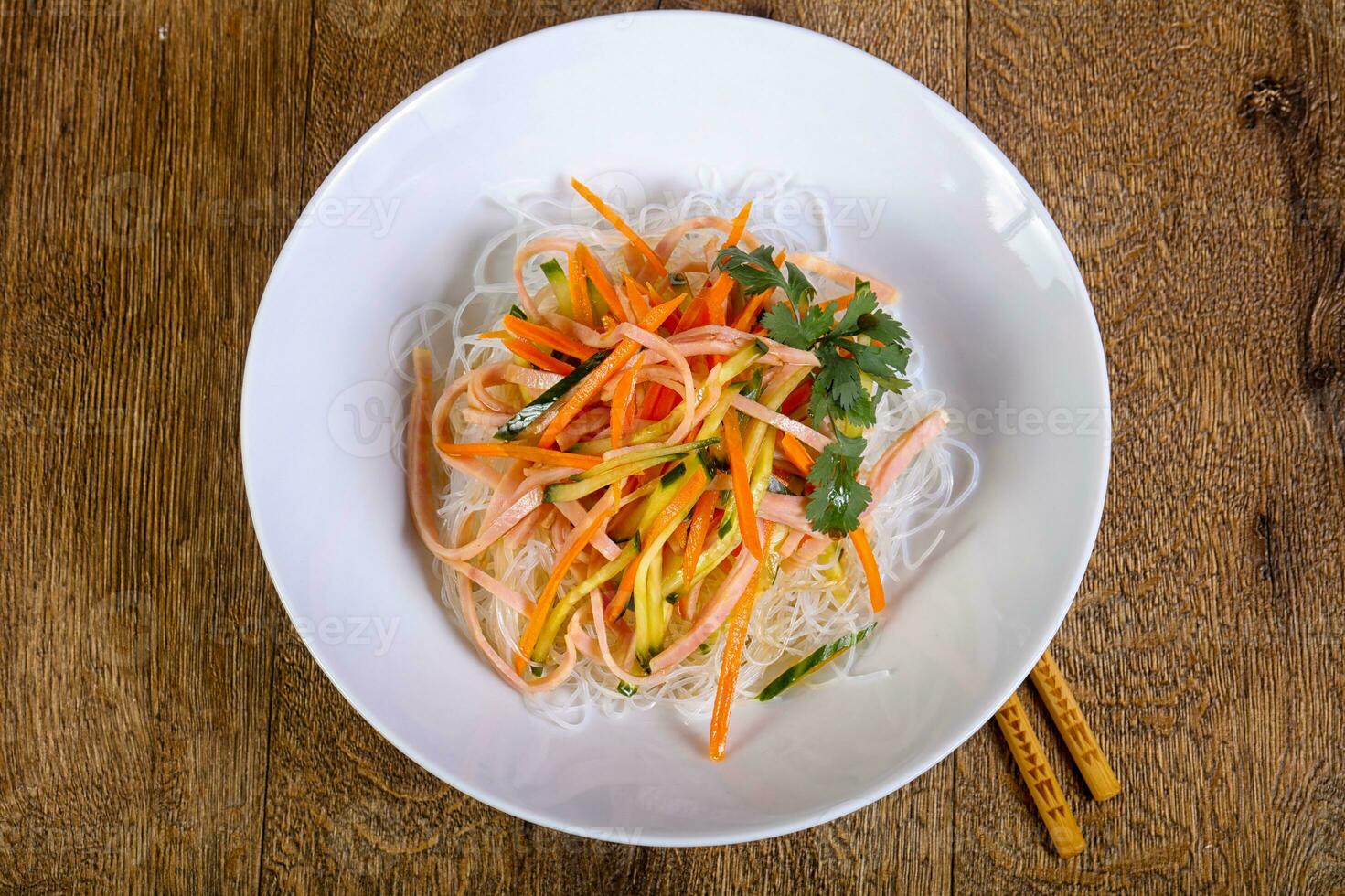 ensalada con fideos y verduras foto