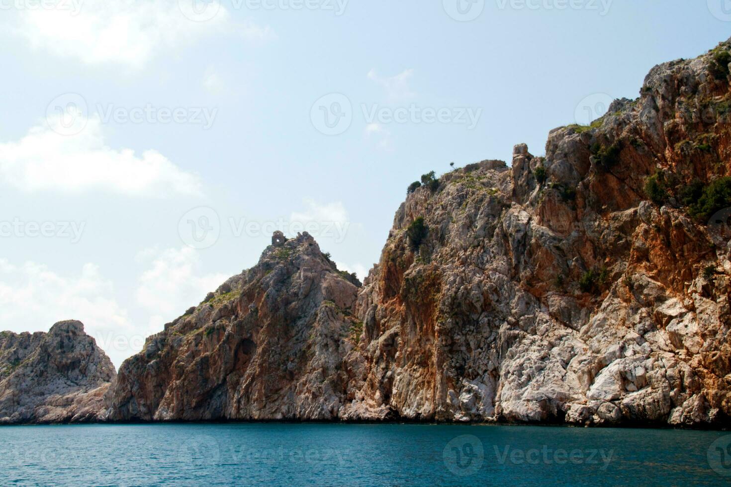 roca y mar mediterráneo en turquía foto