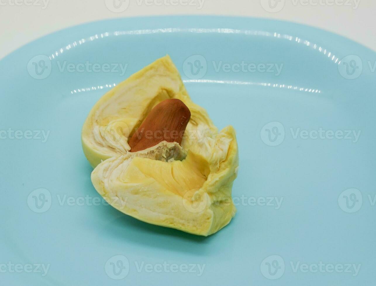 cortar Durian pedazo en plato foto
