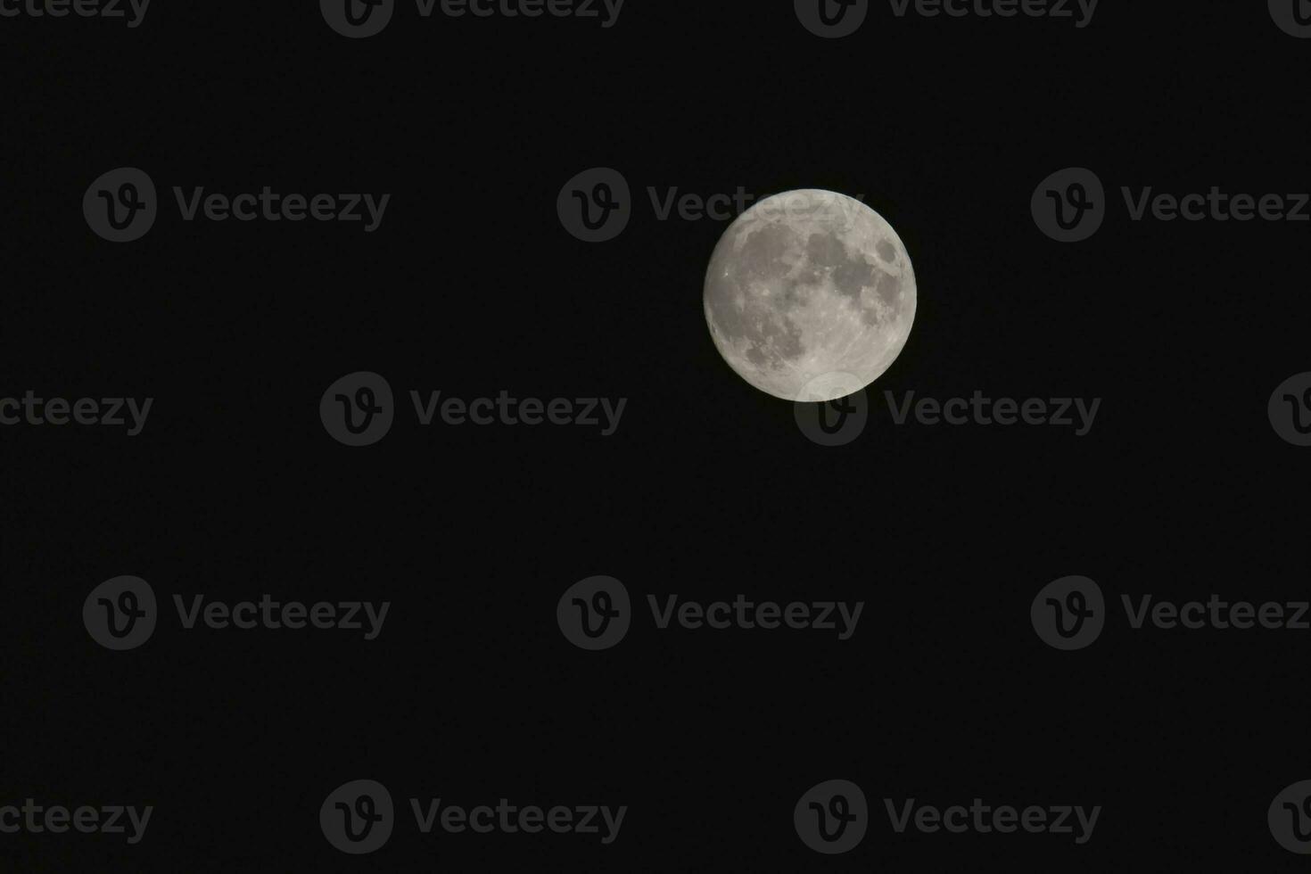 luna llena en el cielo nocturno foto