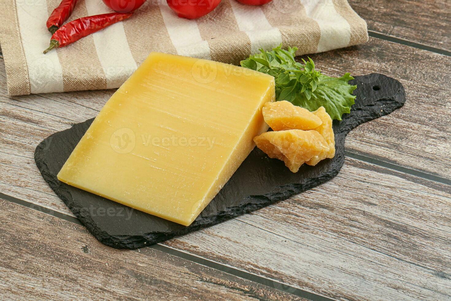 queso duro parmesano con trozos pequeños foto