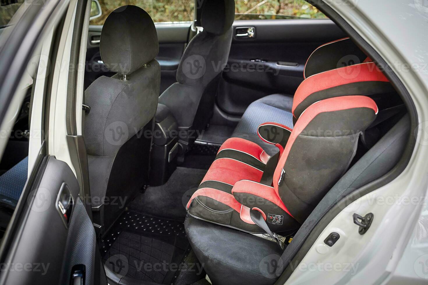 niño coche silla dentro el coche. ciudad coche asiento y interior foto