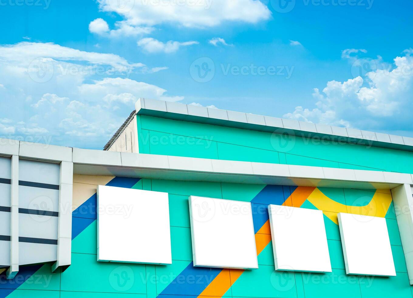 verde edificio con blanco blanco firmar en el antecedentes de azul cielo y blanco nubes foto