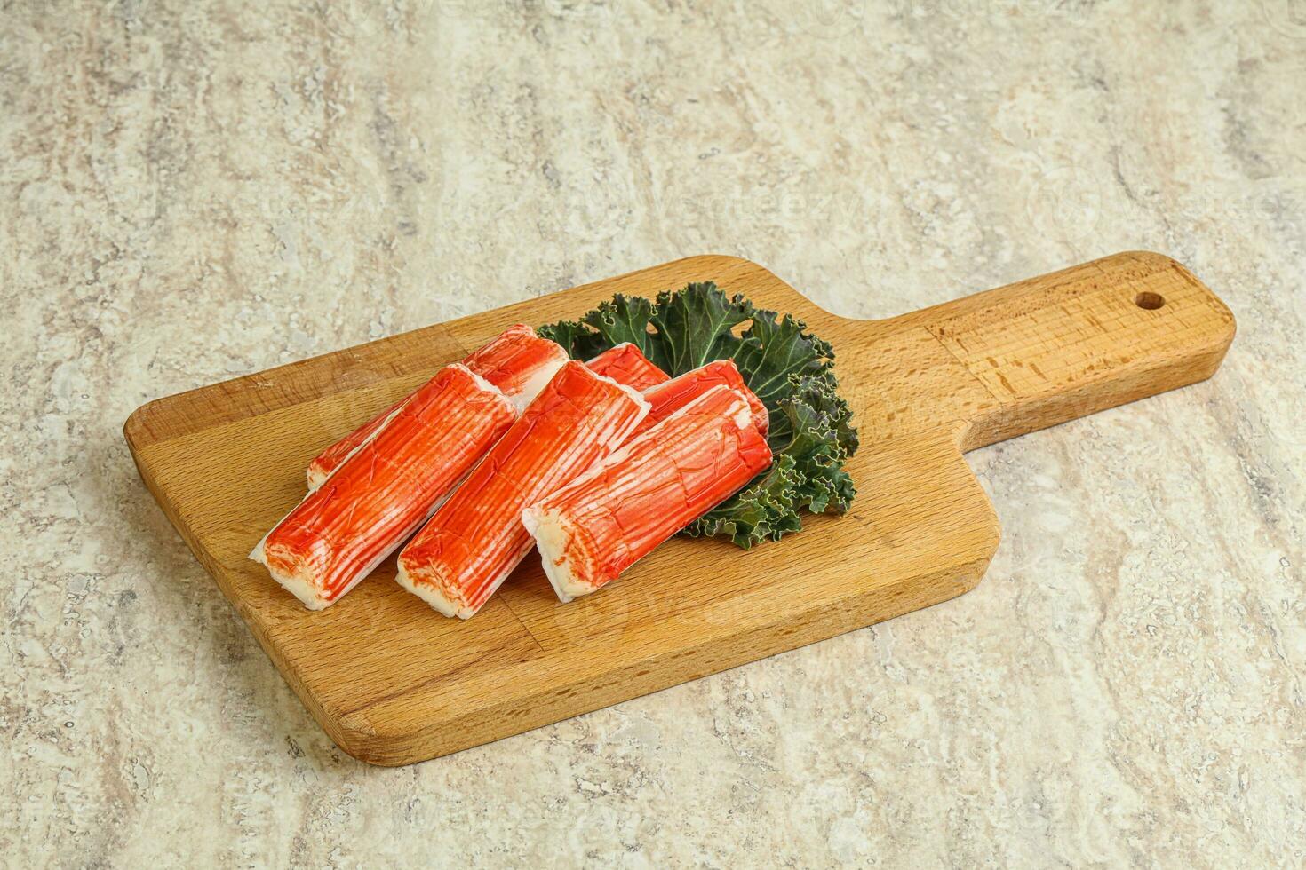 bocadillo de surimi de pescado con palitos de cangrejo foto