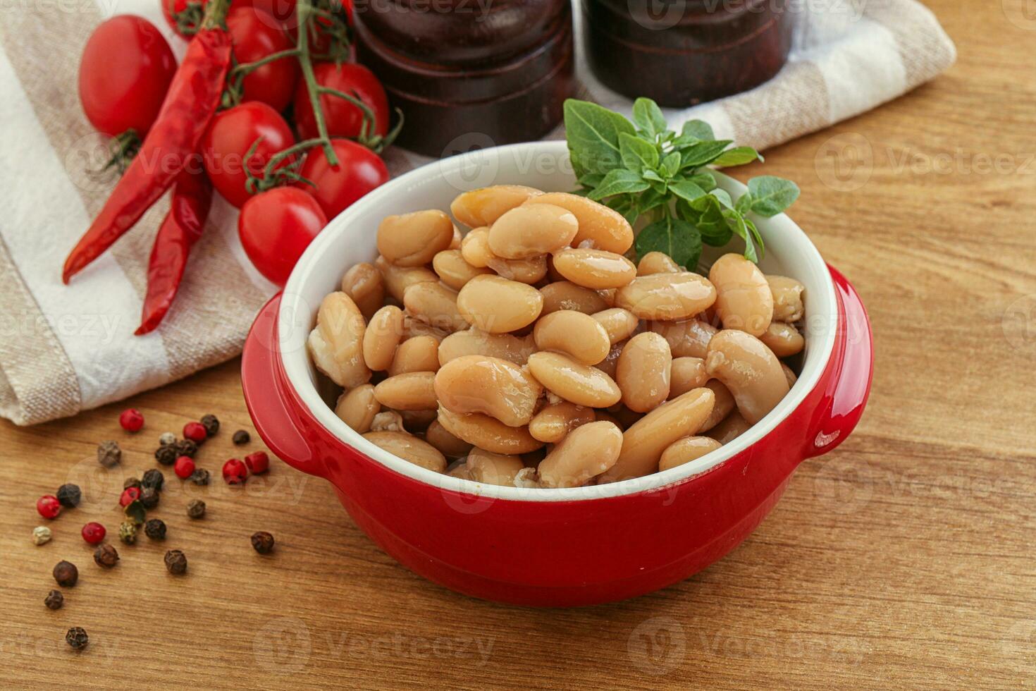 Whinte canned kidney beans in the bowl photo