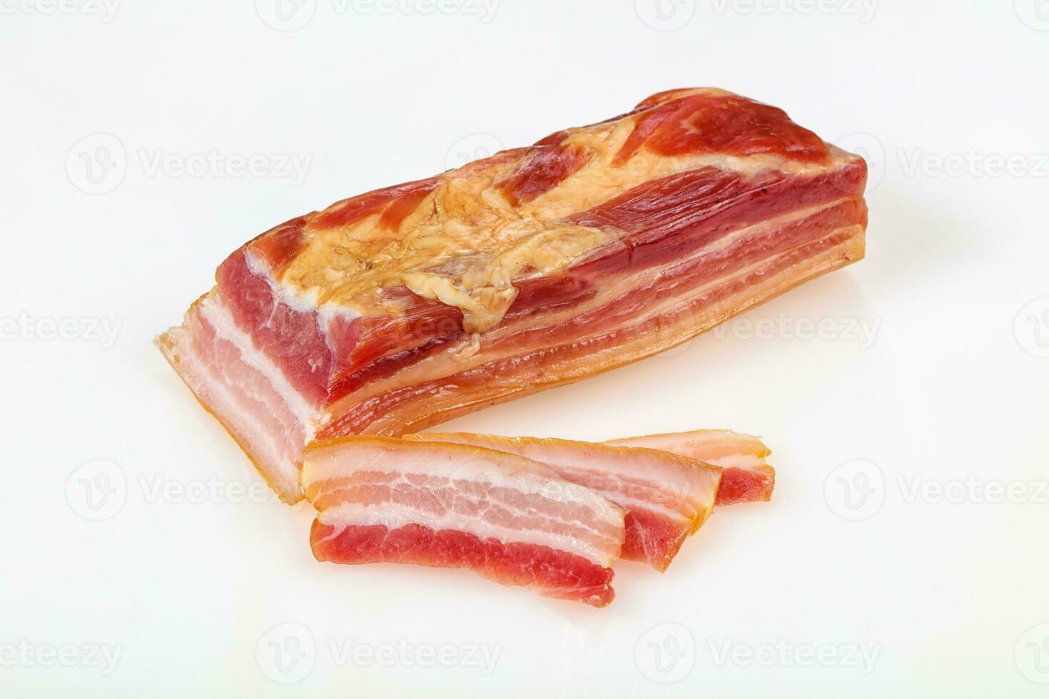 carne de cerdo ahumada sobre fondo blanco foto