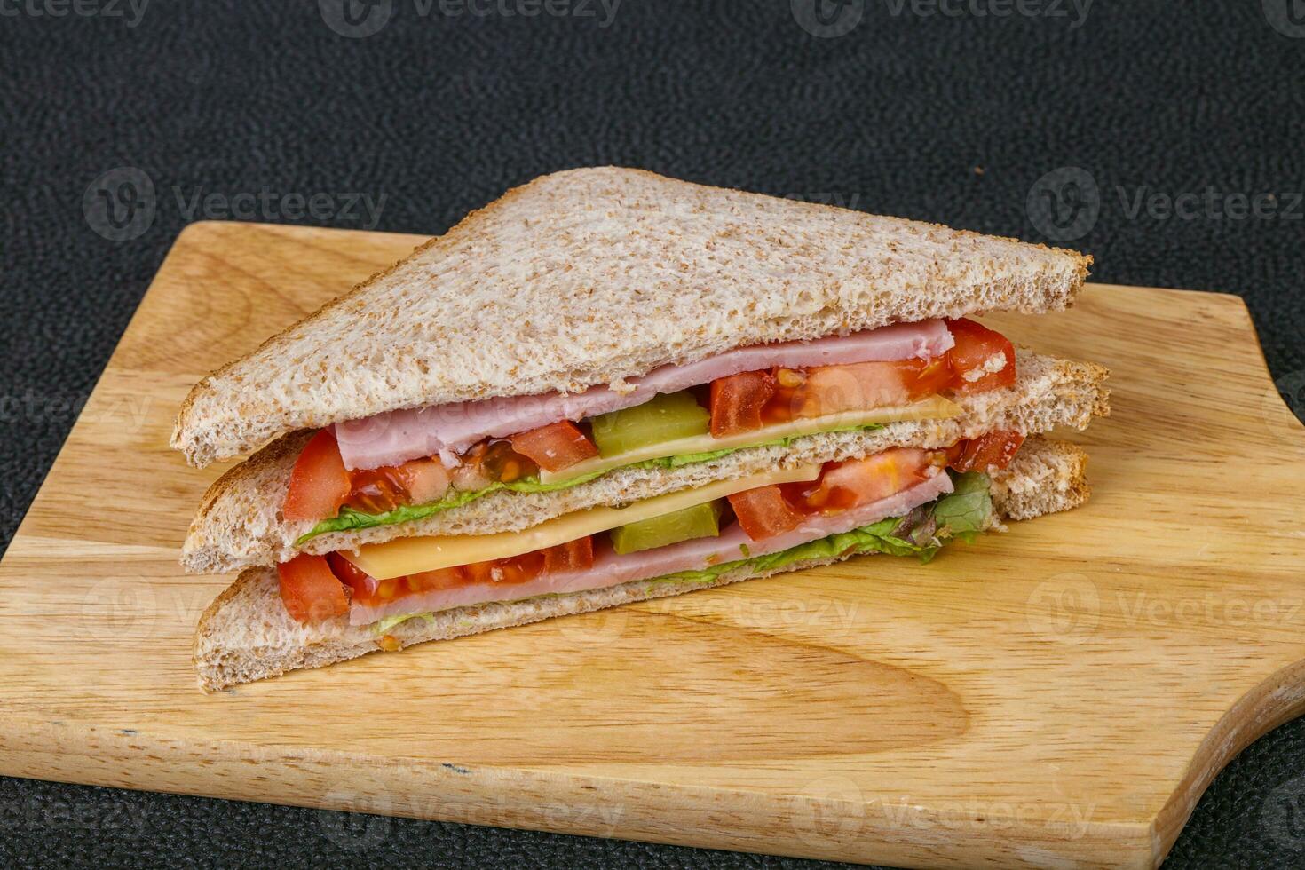 sándwich club con jamón y queso foto