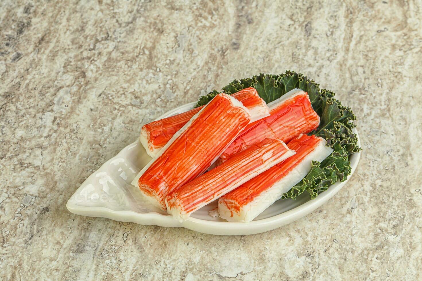 bocadillo de surimi de pescado con palitos de cangrejo foto