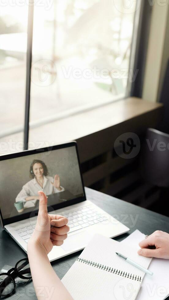 virtual reunión. mujer comprometido en en línea discusión o web conferencia. en línea trabajo y estudiar. mujer participativo en un web charla reunión. foto