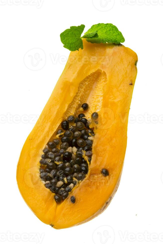 maduro papaya aislado en blanco foto