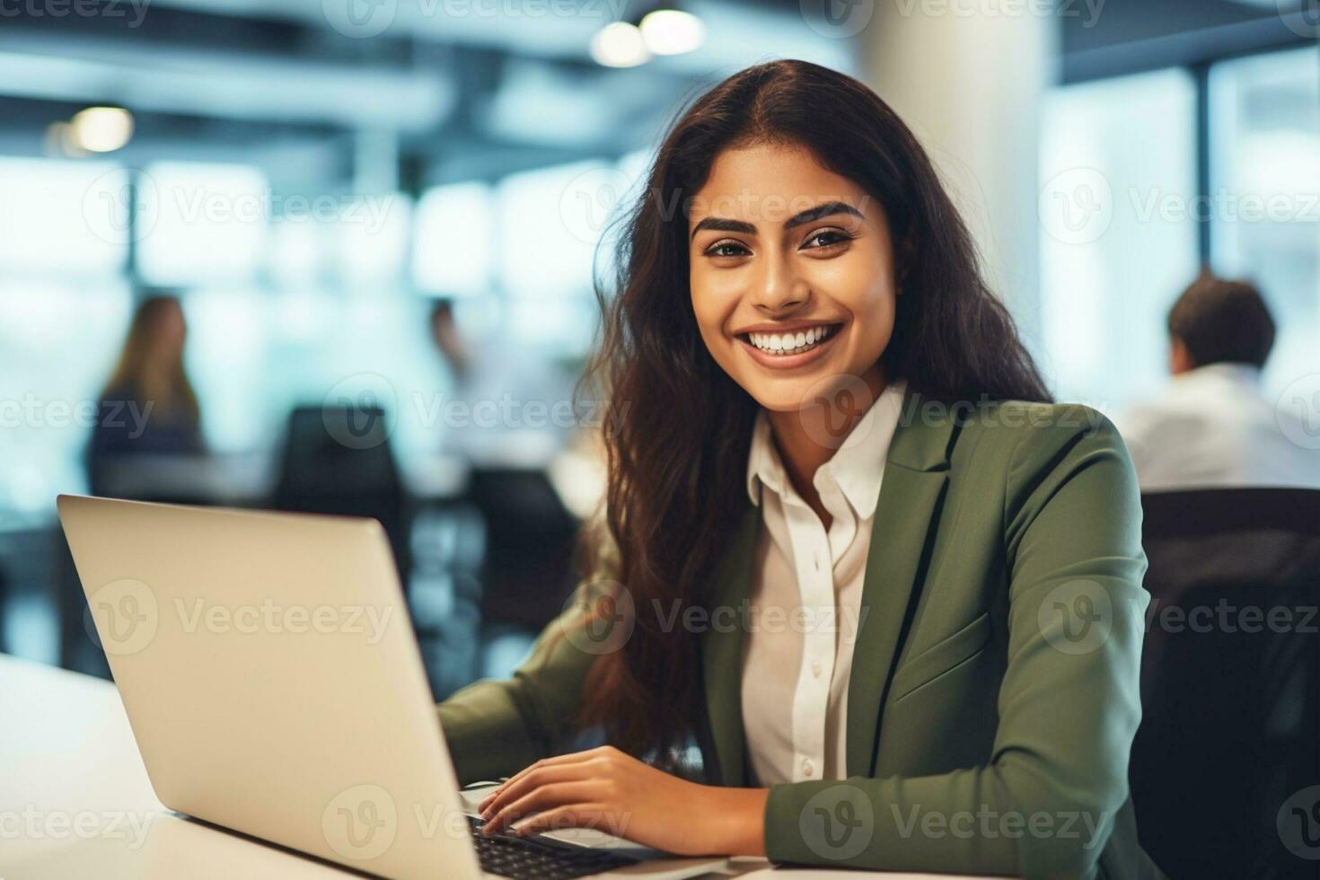 retrato de joven mujer trabajando en ordenador portátil computadora en moderno oficina, confidente empleado sonriente felizmente mientras trabajando con compañeros de trabajo ai generativo foto