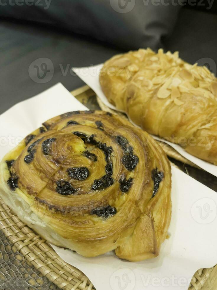 francés desayuno con pasteles a trabajo desde hogar foto