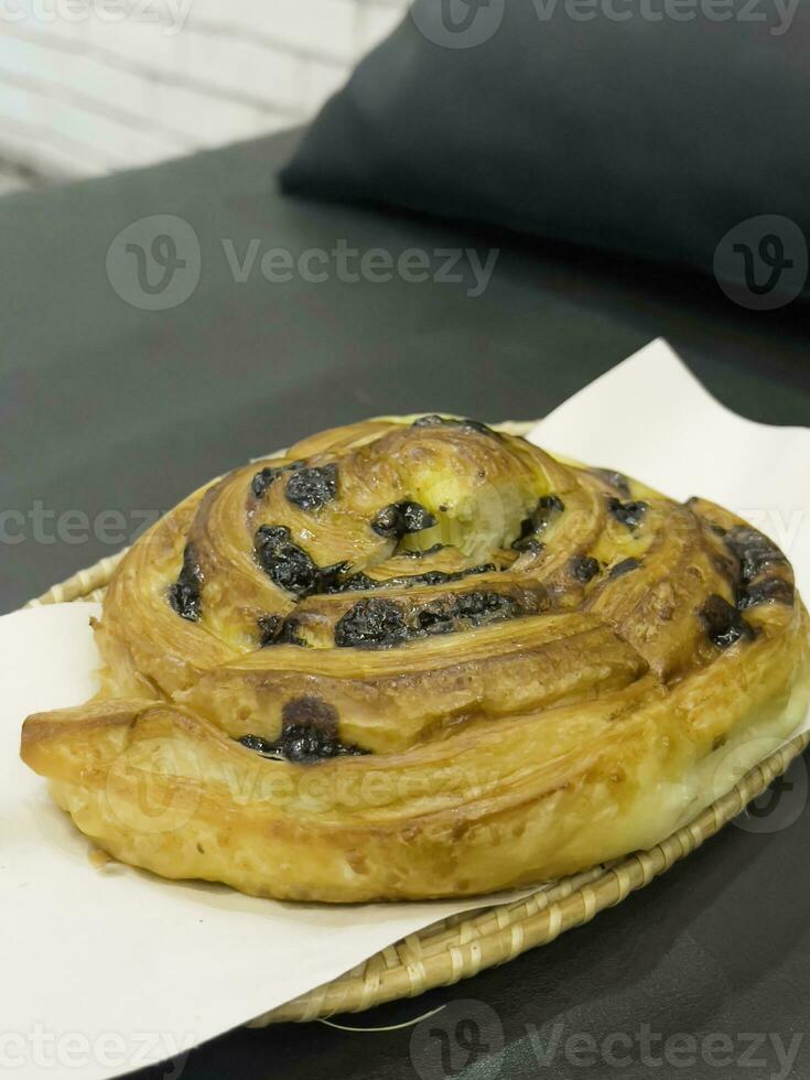 francés desayuno con pasteles a trabajo desde hogar foto