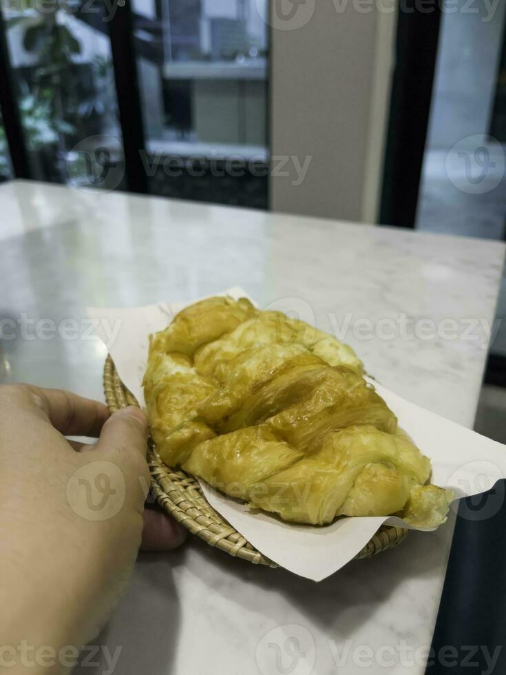 francés desayuno con pasteles a trabajo desde hogar foto