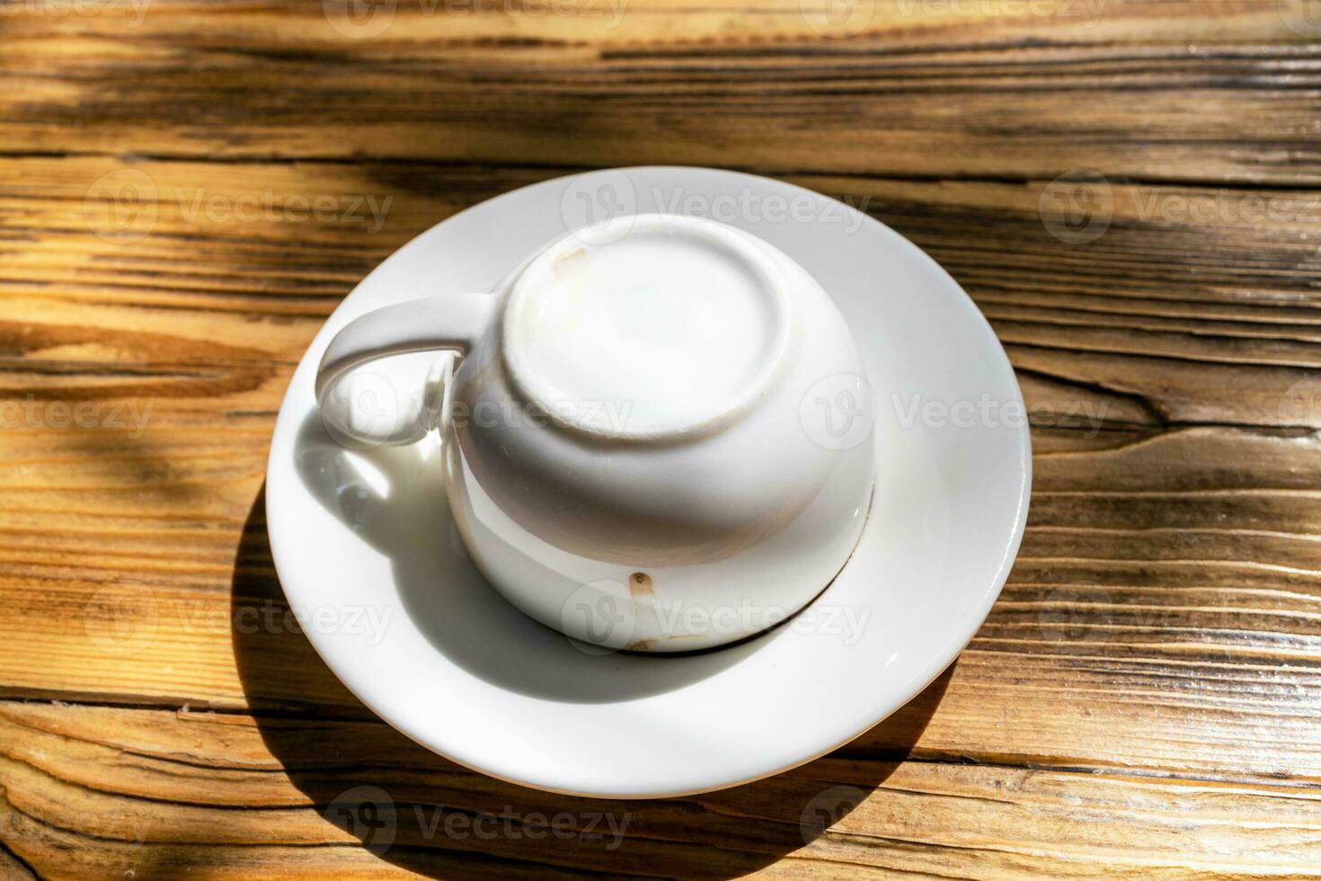 al revés abajo blanco café taza después Bebiendo café foto