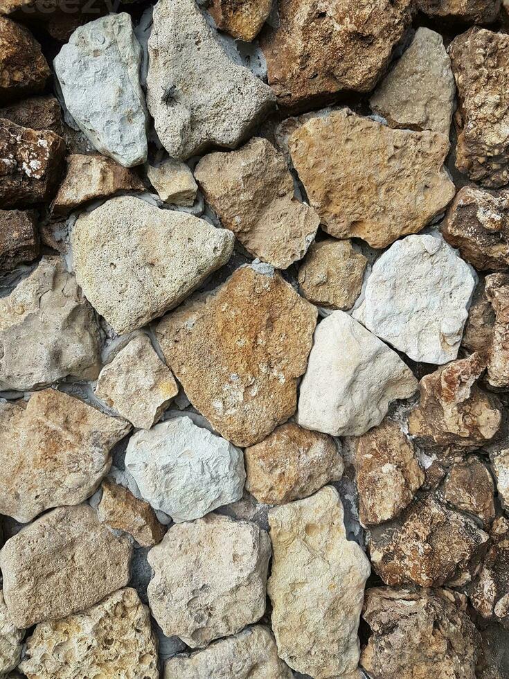 un pared hecho de rocas y piedras foto