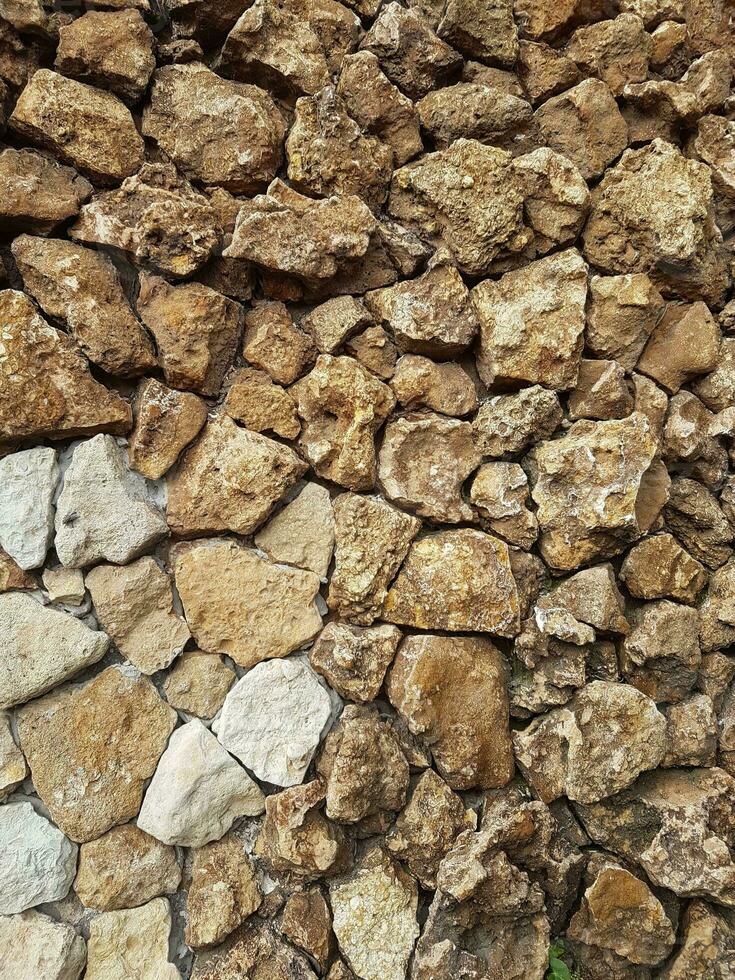 un pared hecho de rocas y piedras foto