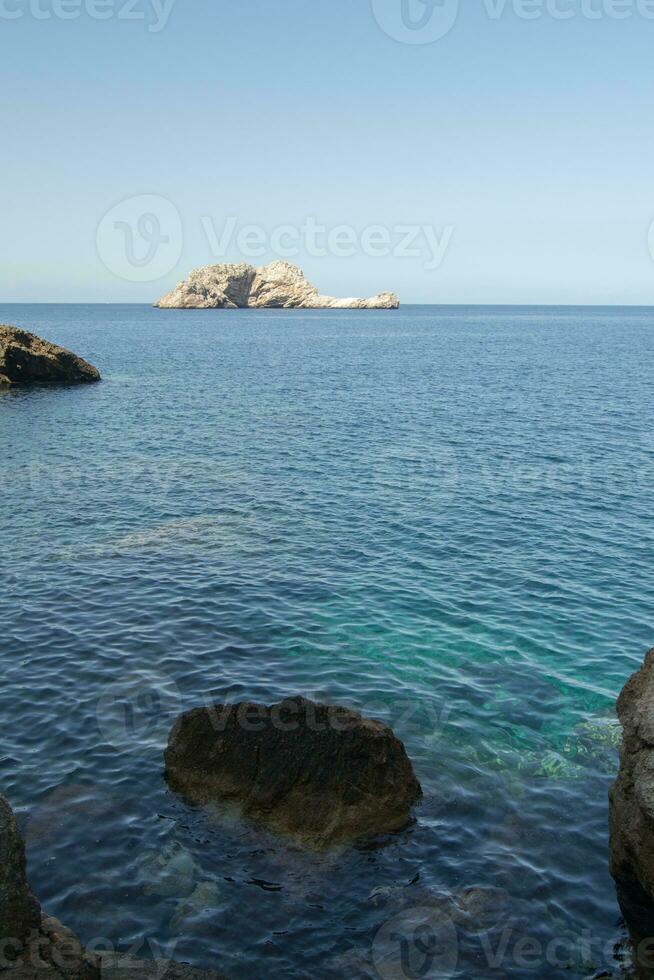 hermosa playa en punta de castellar, santa agnes de la corona, islas baleares, españa. foto